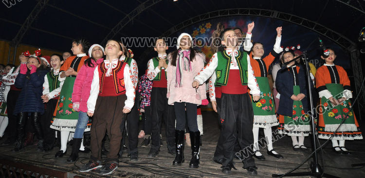 Запалиха светлините на елхата в Хасково, посрещнаха и Дядо Коледа