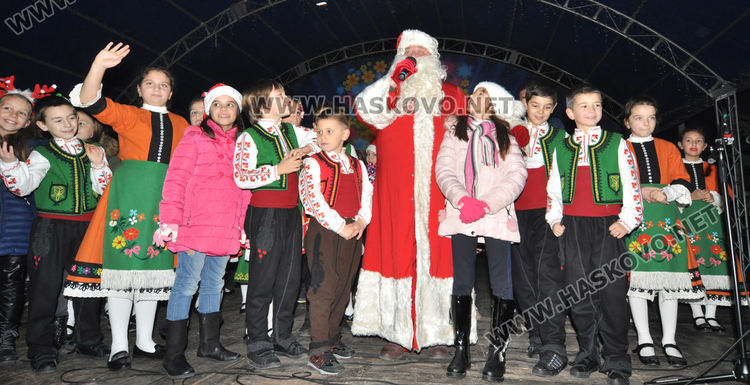 Запалиха светлините на елхата в Хасково, посрещнаха и Дядо Коледа