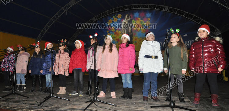 Запалиха светлините на елхата в Хасково, посрещнаха и Дядо Коледа