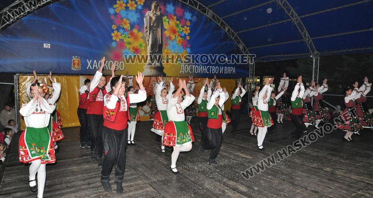 Запалиха светлините на елхата в Хасково, посрещнаха и Дядо Коледа