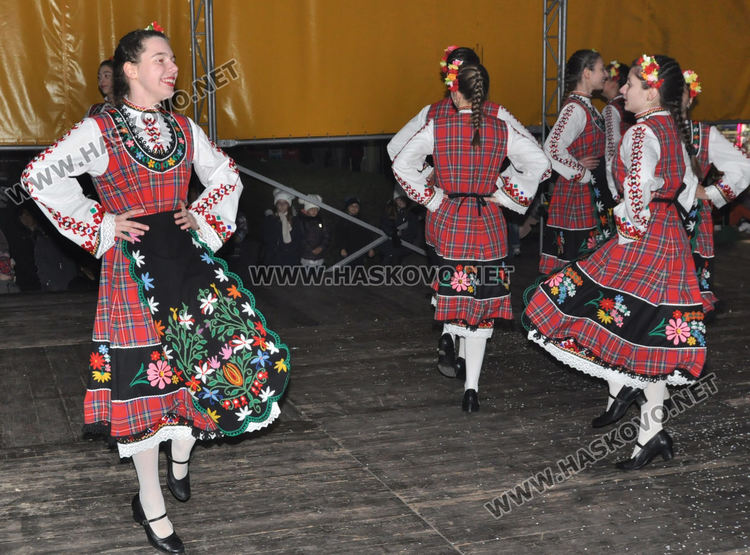 Запалиха светлините на елхата в Хасково, посрещнаха и Дядо Коледа