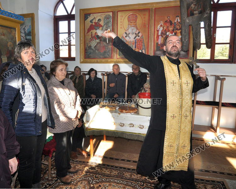 Литургия и 100 рибни ястия за Свети Никола в едноименния храм в Тракиец