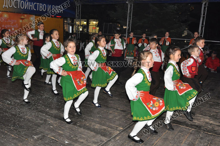 Запалиха светлините на елхата в Хасково, посрещнаха и Дядо Коледа