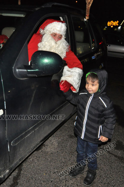 Запалиха светлините на елхата в Хасково, посрещнаха и Дядо Коледа