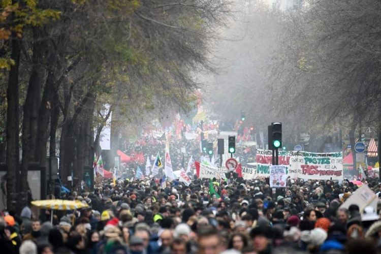 Франция срещу Макрон: Втори ден транспортен хаос блокира страната