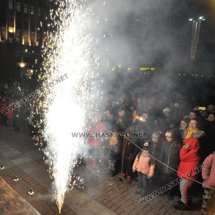 Запалиха светлините на елхата в Хасково, посрещнаха и Дядо Коледа