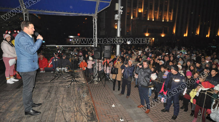 Запалиха светлините на елхата в Хасково, посрещнаха и Дядо Коледа