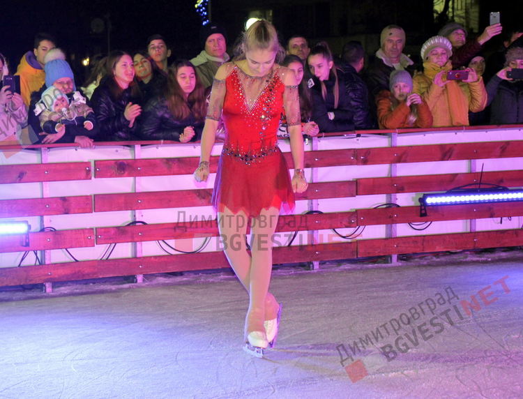 "Ледени искри" и огньове нажежиха леда на пързалката в Димитровград