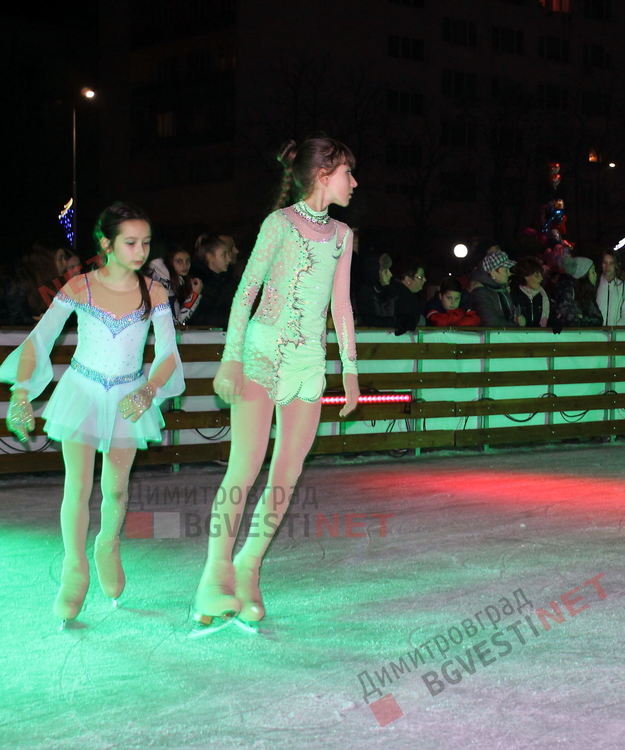 "Ледени искри" и огньове нажежиха леда на пързалката в Димитровград