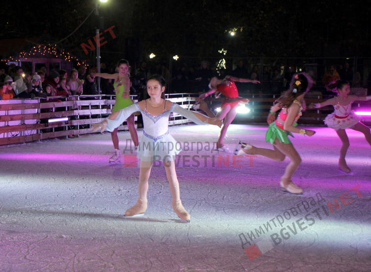 "Ледени искри" и огньове нажежиха леда на пързалката в Димитровград
