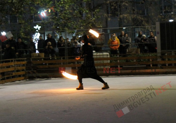 "Ледени искри" и огньове нажежиха леда на пързалката в Димитровград