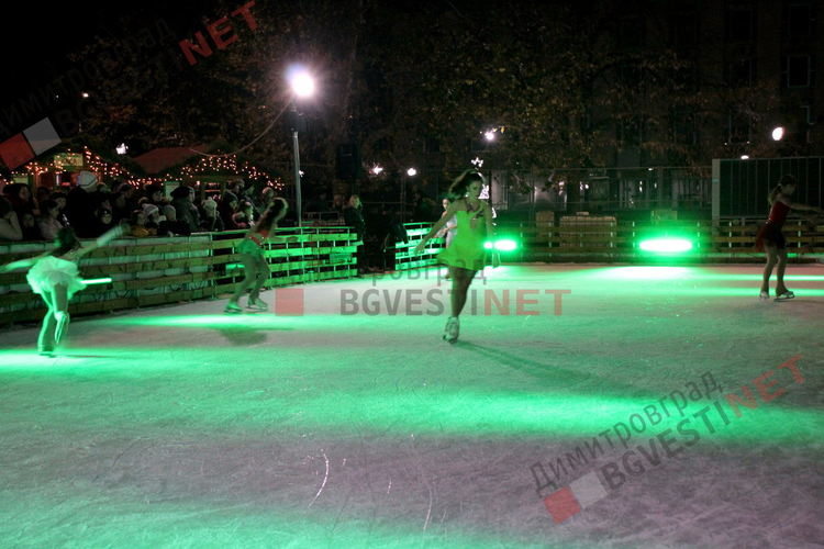 "Ледени искри" и огньове нажежиха леда на пързалката в Димитровград