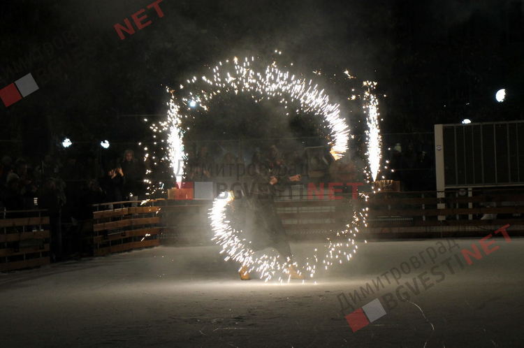 "Ледени искри" и огньове нажежиха леда на пързалката в Димитровград