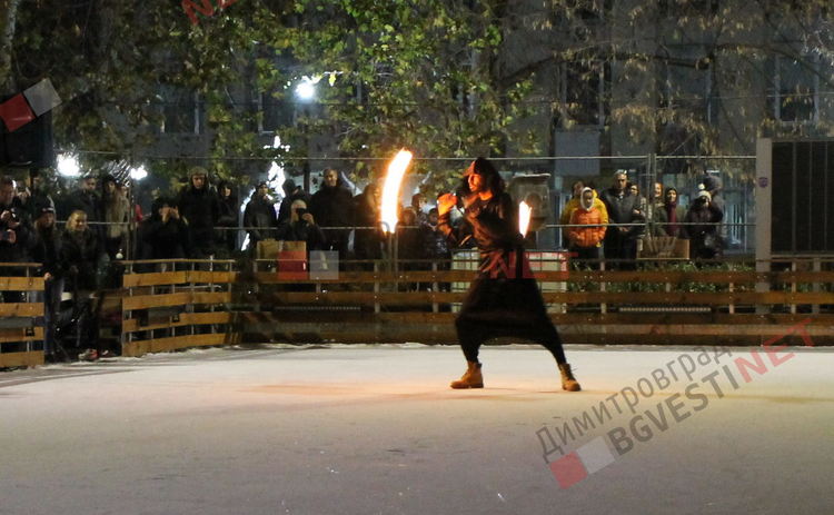 "Ледени искри" и огньове нажежиха леда на пързалката в Димитровград