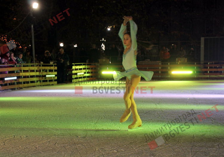 "Ледени искри" и огньове нажежиха леда на пързалката в Димитровград