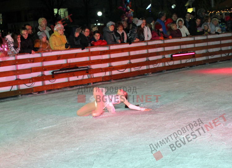 "Ледени искри" и огньове нажежиха леда на пързалката в Димитровград
