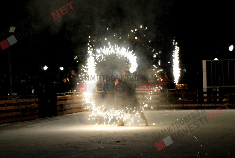 "Ледени искри" и огньове нажежиха леда на пързалката в Димитровград