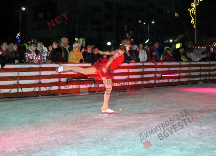 "Ледени искри" и огньове нажежиха леда на пързалката в Димитровград
