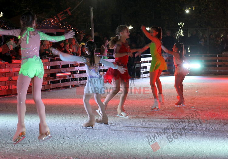 "Ледени искри" и огньове нажежиха леда на пързалката в Димитровград