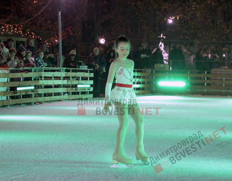"Ледени искри" и огньове нажежиха леда на пързалката в Димитровград