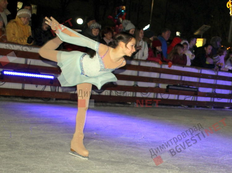 "Ледени искри" и огньове нажежиха леда на пързалката в Димитровград