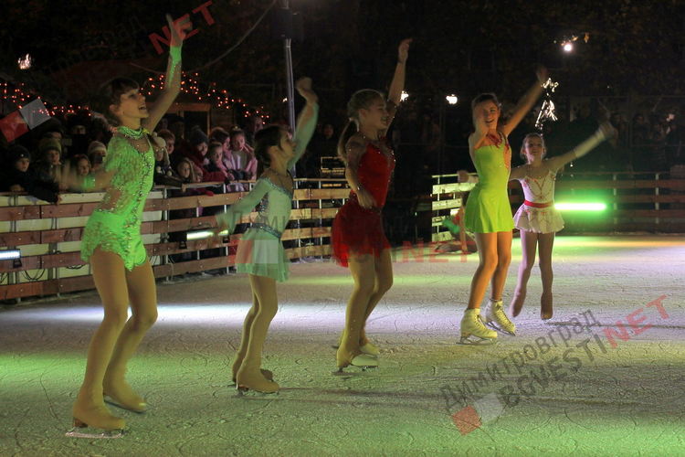 "Ледени искри" и огньове нажежиха леда на пързалката в Димитровград