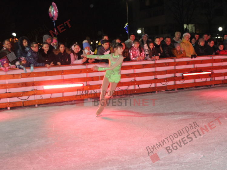 "Ледени искри" и огньове нажежиха леда на пързалката в Димитровград