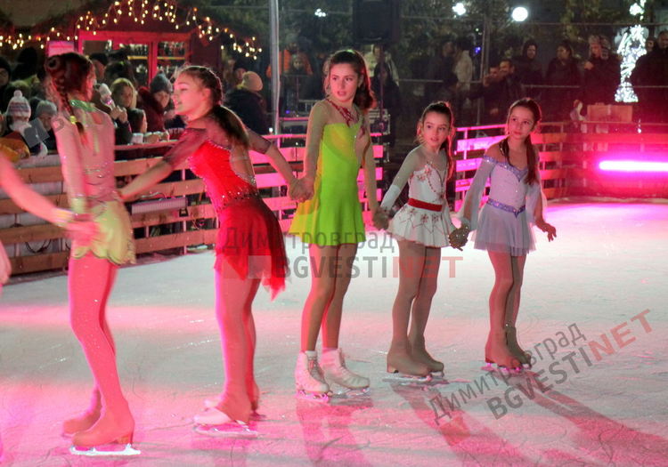 "Ледени искри" и огньове нажежиха леда на пързалката в Димитровград