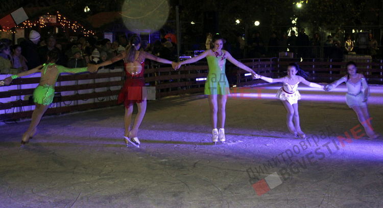 "Ледени искри" и огньове нажежиха леда на пързалката в Димитровград