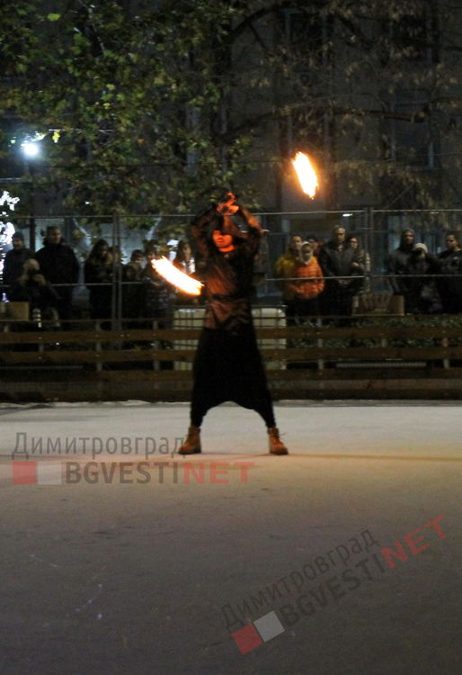 "Ледени искри" и огньове нажежиха леда на пързалката в Димитровград