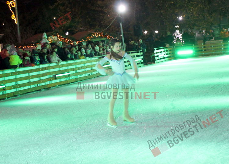 "Ледени искри" и огньове нажежиха леда на пързалката в Димитровград