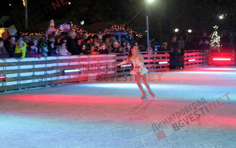 "Ледени искри" и огньове нажежиха леда на пързалката в Димитровград