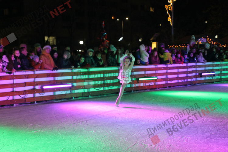 "Ледени искри" и огньове нажежиха леда на пързалката в Димитровград