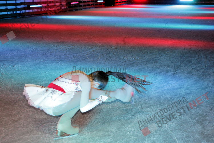 "Ледени искри" и огньове нажежиха леда на пързалката в Димитровград