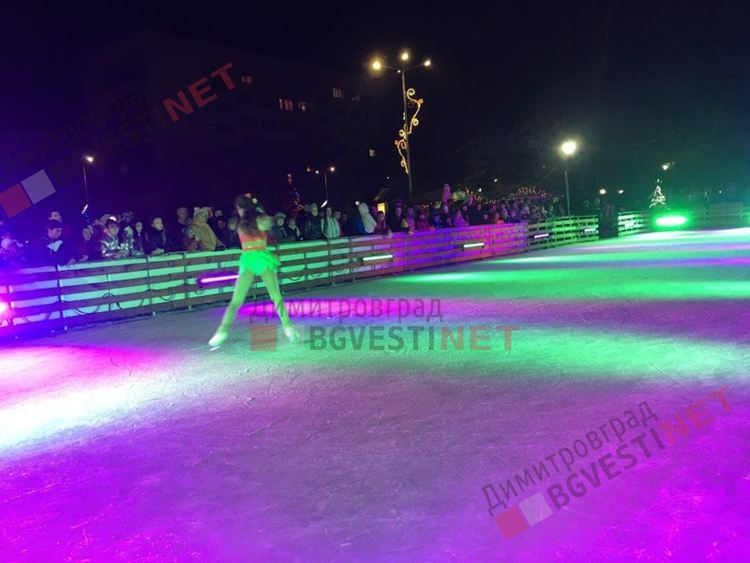 "Ледени искри" и огньове нажежиха леда на пързалката в Димитровград