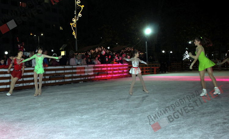 "Ледени искри" и огньове нажежиха леда на пързалката в Димитровград