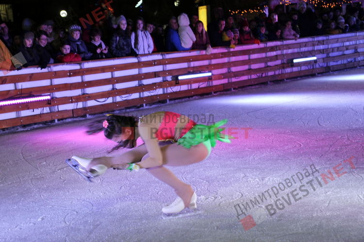 "Ледени искри" и огньове нажежиха леда на пързалката в Димитровград