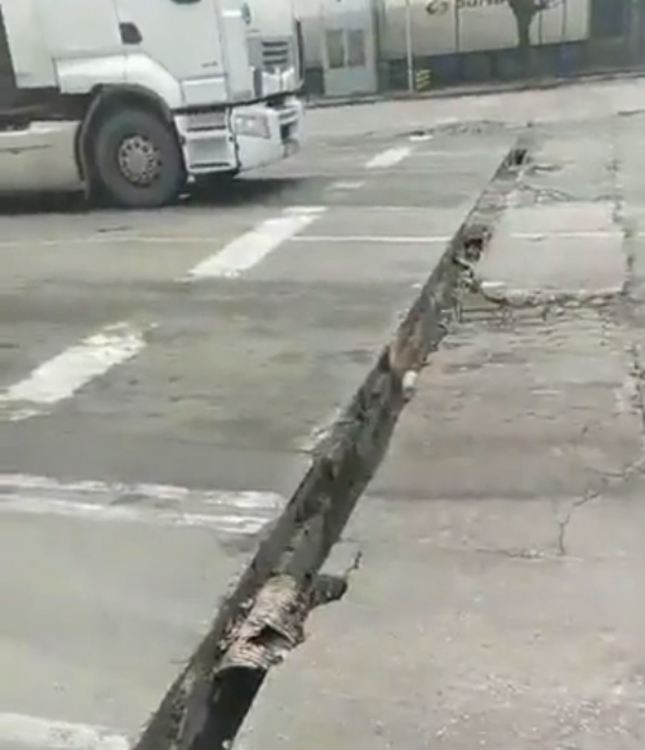 Шофьори трошат камиони в разбит канал на границата за Турция (видео)