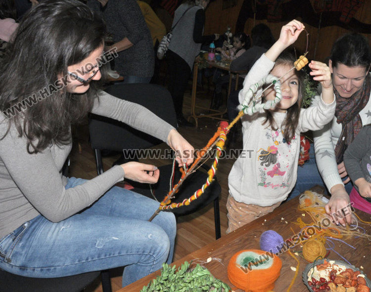 Сурвакарница в музея преди Коледа