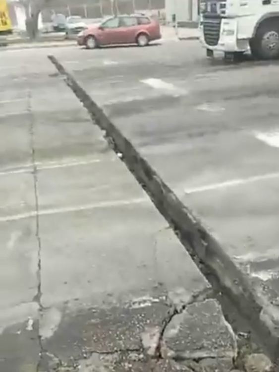 Шофьори трошат камиони в разбит канал на границата за Турция (видео)