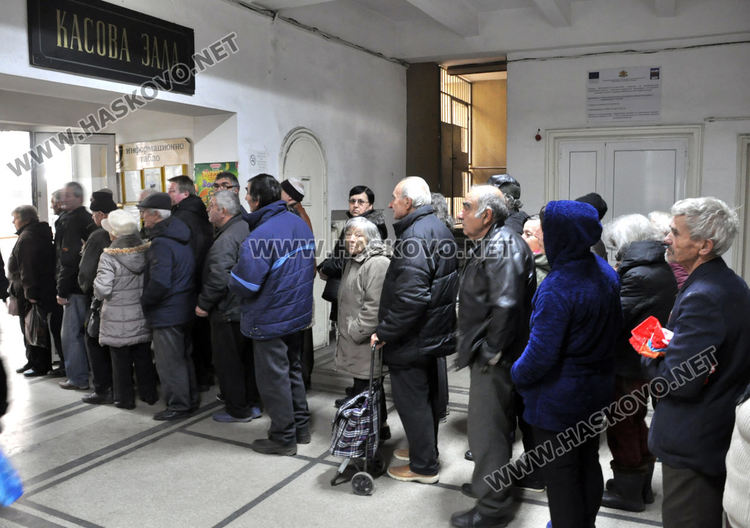 Опашки пред пощата в Хасково за декемврийските пенсии с коледни добавки
