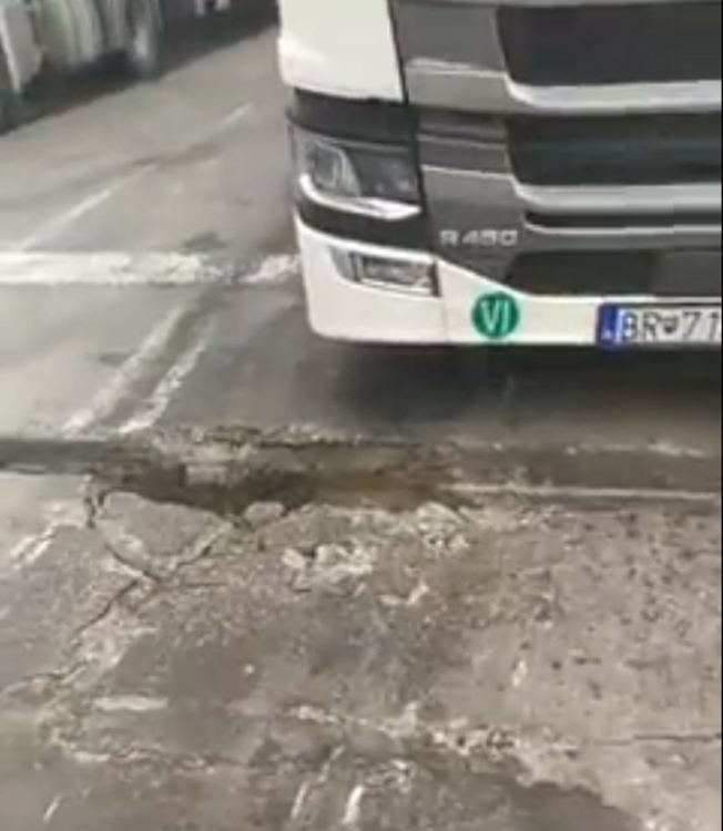 Шофьори трошат камиони в разбит канал на границата за Турция (видео)