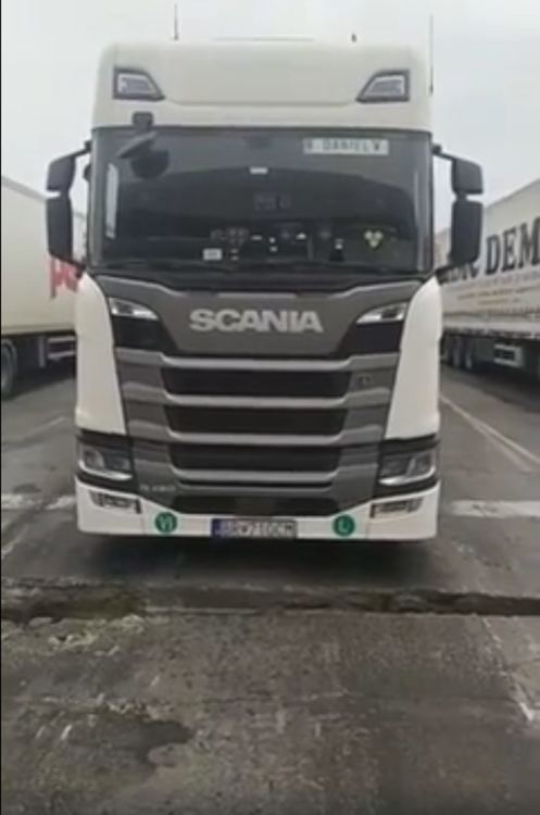 Шофьори трошат камиони в разбит канал на границата за Турция (видео)