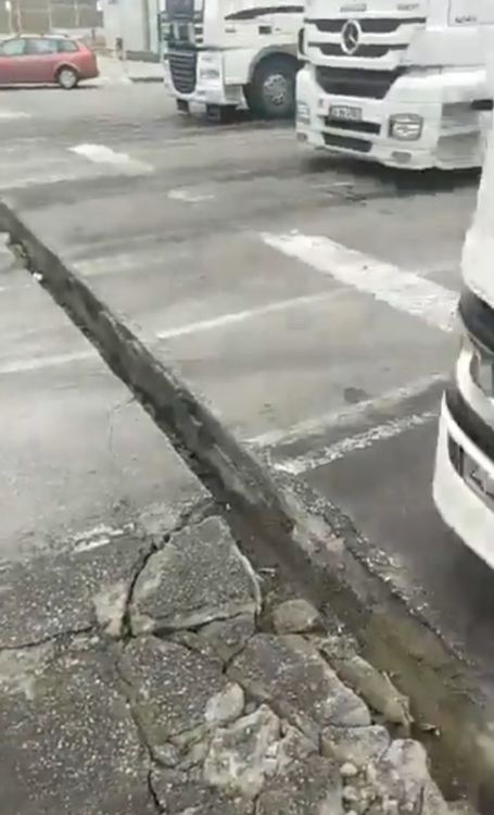 Шофьори трошат камиони в разбит канал на границата за Турция (видео)