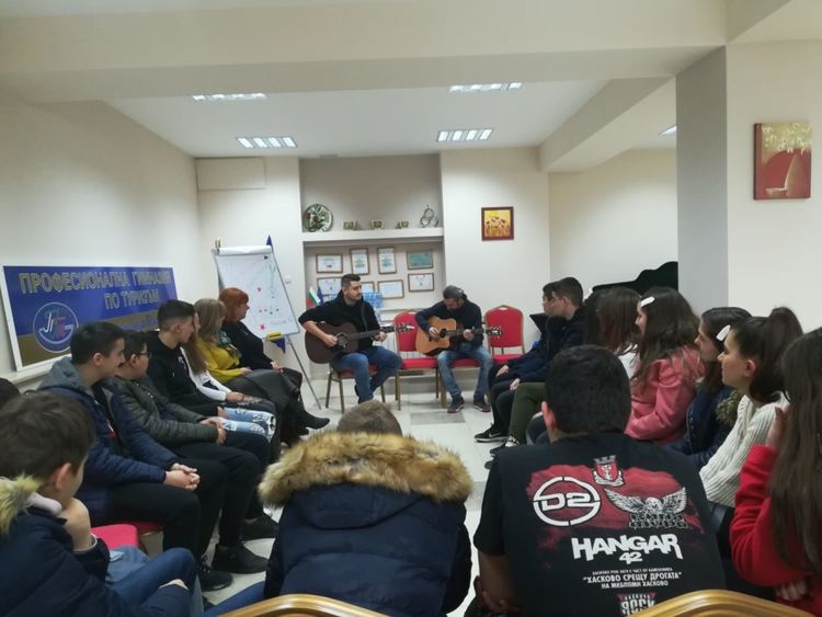 Музикален уъркшоп в Гимназията по туризъм с "Hangar 42"