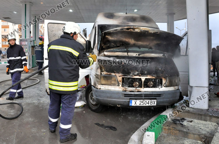 Микробус пламна на хасковска бензиностанция