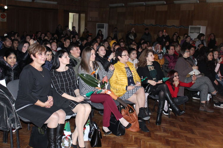 ПГЛП „Райна Княгиня“ представи клубове и извънкласни занимания в концерт-спектакъл