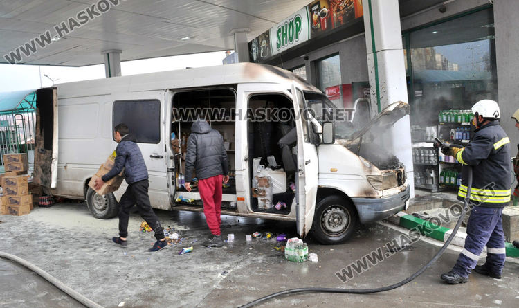 Микробус пламна на хасковска бензиностанция