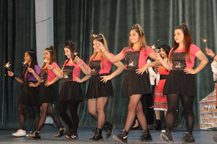 ПГЛП „Райна Княгиня“ представи клубове и извънкласни занимания в концерт-спектакъл