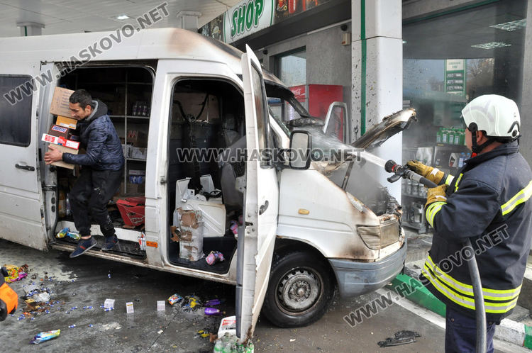 Микробус пламна на хасковска бензиностанция
